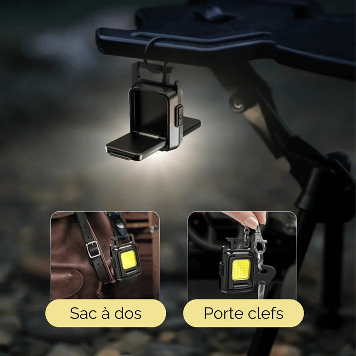 Mini lampe de poche LED ultrapuissante accrochée à un sac à dos et porte-clés, idéale pour les aventures nocturnes.