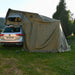 Voiture avec une tente de toit rigide installée, offrant un hébergement spacieux pour le camping pour 2 à 3 personnes en plein air.