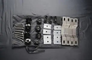 Kit de montage complet pour tente de toit rigide, y compris boulons et supports.